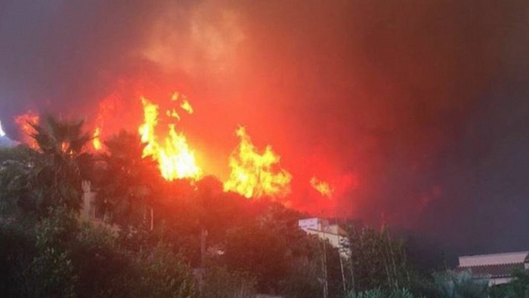 Μεγάλη φωτιά καίει θέρετρο στη Βαλένθια