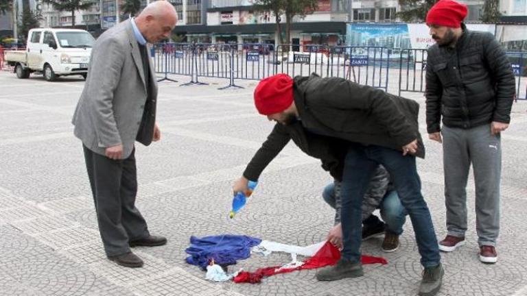 Οι Τούρκοι διαδηλωτές που έκαψαν λάθος σημαία και έγιναν διαδικτυακό ρεζίλι