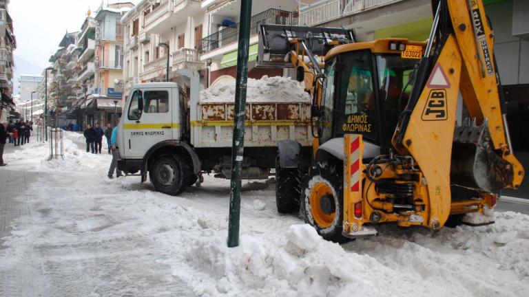 Με φορτηγά μεταφέρουν το χιόνι από την πόλη της Φλώρινας 