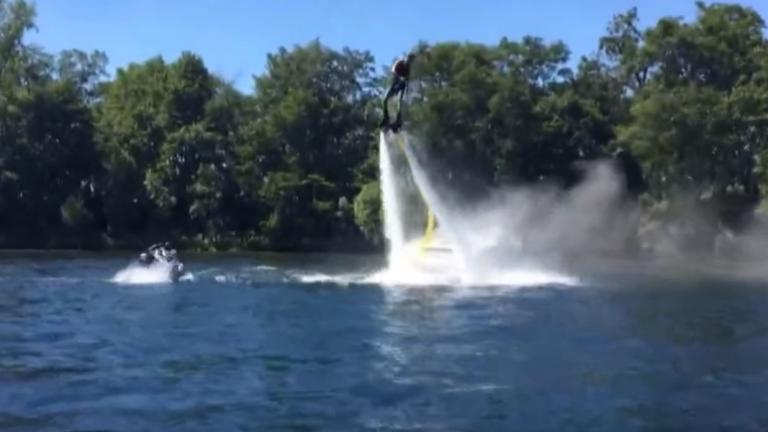 Απίστευτο: Χρησιμοποίησε flyboard για να σβήσει τη φωτιά σε μια βάρκα!