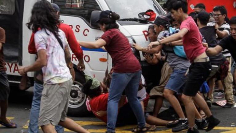 Φορτηγάκι της αστυνομίας έπεσε πάνω σε διαδηλωτές στις Φιλιππίνες!