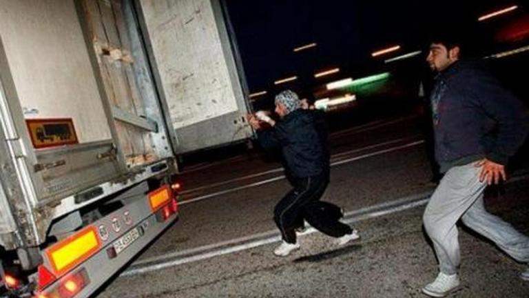 Μετέφεραν 24 αλλοδαπούς σε μυστική κρύπτη φορτηγού στη Θεσσαλονίκη