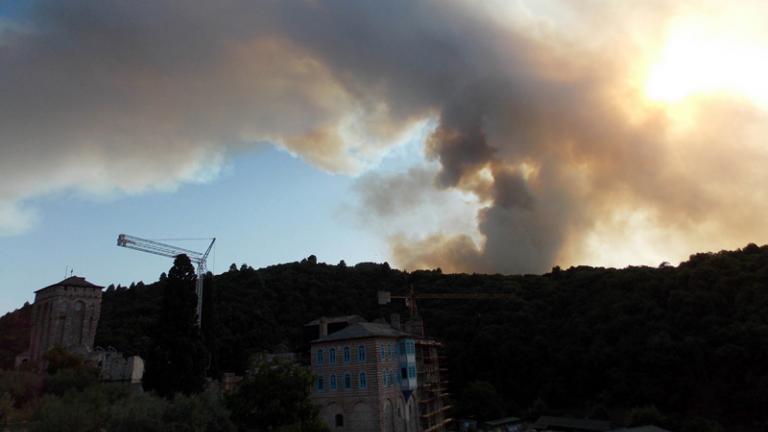 Πυρκαγιές σε εξέλιξη σε Άγιον Όρος και Θάσο