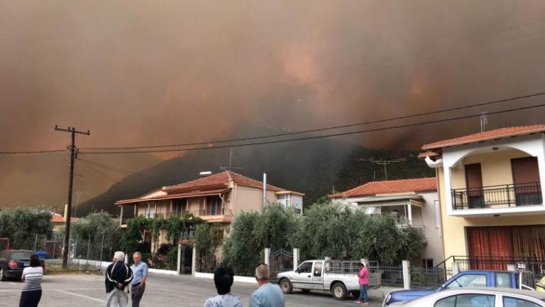 Σε εξέλιξη τα πύρινα μέτωπα στη Θάσο