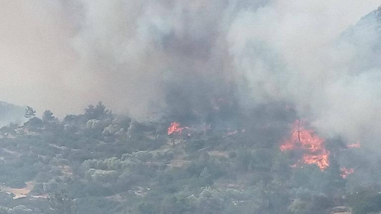 Ανεξέλεγκτη και επίκινδυνη συνεχίζει να καίει η φωτιά στη Χίο 