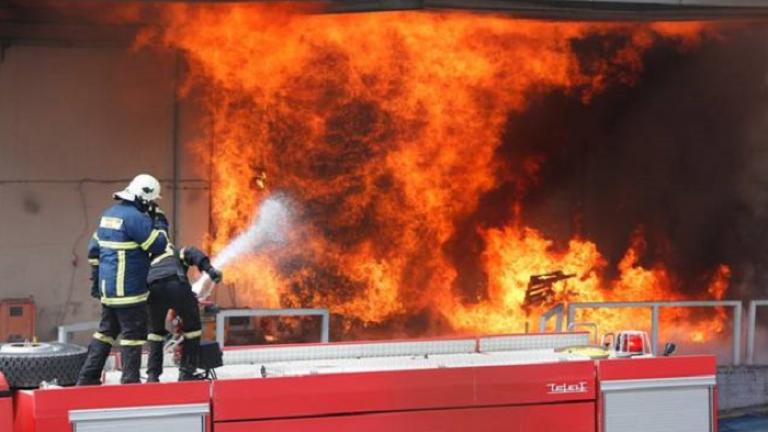 Μεγάλη πυρκαγιά σε εργοστάσιο με πάνελ στη Θήβα