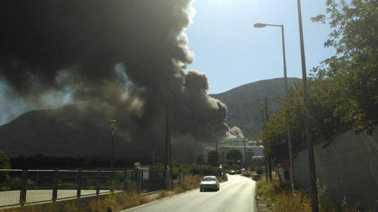 Μεγάλη φωτιά σε εργοστάσιο με στρώματα στην Τύλισο
