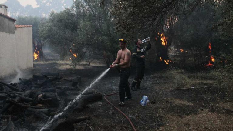 Ανεξέλεγκτη για δεύτερο 24ωρο η φωτιά στην Εύβοια, απειλεί τη Λίμνη