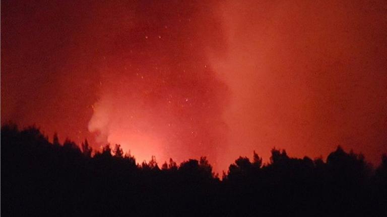 Ανεξέλεγκτη η φωτιά στην Βόρεια Εύβοια – Εκκενώθηκε ξενοδοχείο – Δείτε φωτογραφίες από την τεράστια καταστροφή