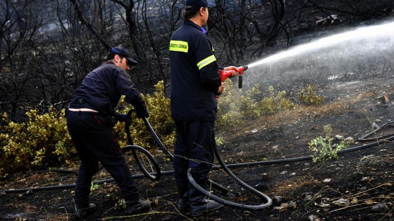 Υπό μερικό έλεγχο η πυρκαγιά στους Αγίους Θεοδώρους – Ένας νεκρός και δύο νοσηλεύονται με εγκαύματα