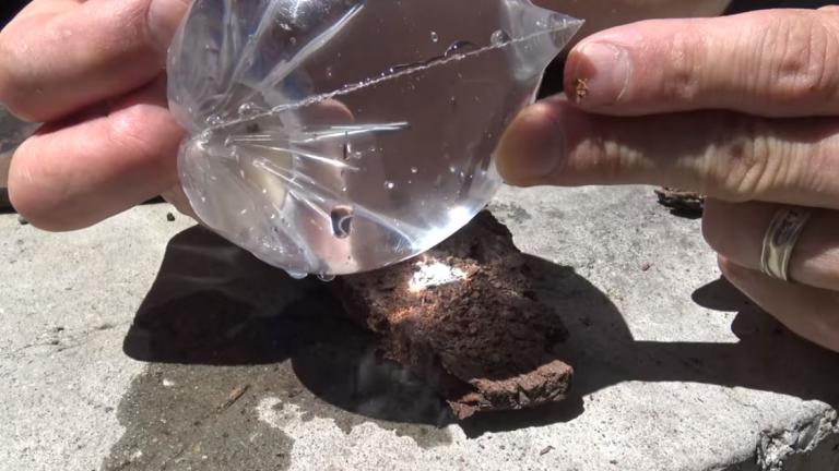 Δείτε πώς θα μπορέσετε να ανάψτε φωτιά με ένα πλαστικό σακουλάκι και νερό