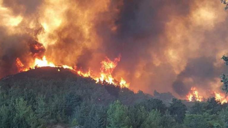 Σε εξέλιξη μεγάλη φωτιά στα Πηγάδια Ταϋγέτου