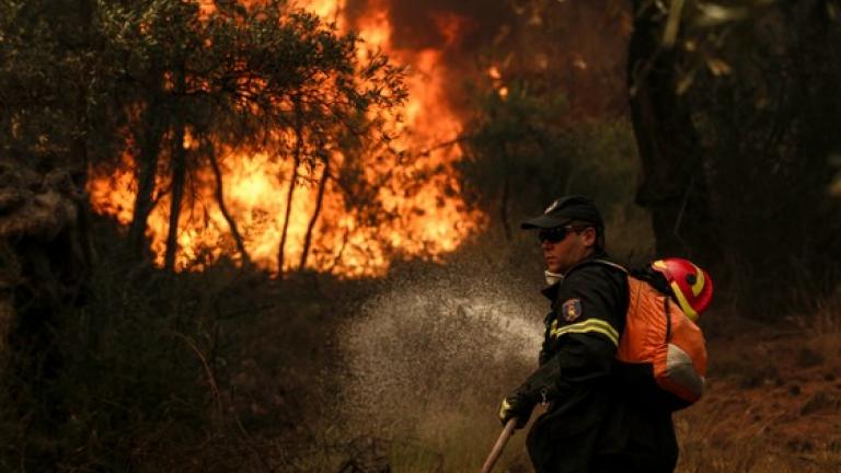 Πλησιάζει το χωριό Πράσινο η φωτιά στα Δερβενοχώρια 