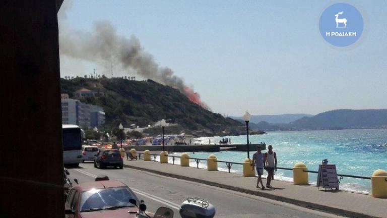 Κίνδυνος για τα σπίτια από την πυρκαγιά που ξέσπασε στις παρυφές της πόλης της Ρόδου