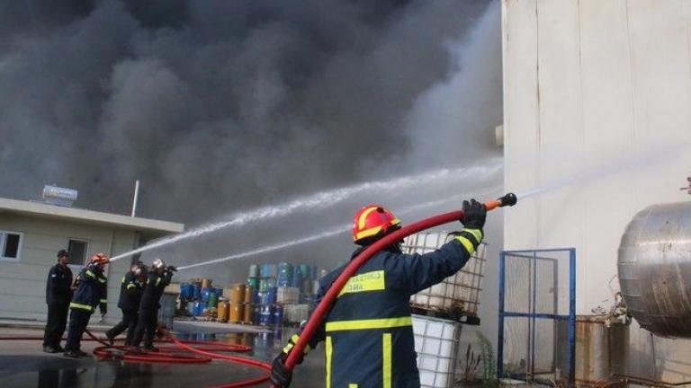 Υπό μερικό έλεγχο η φωτιά σε αποθήκη βιομηχανίας τυποποίησης λαδιού στα Μέγαρα