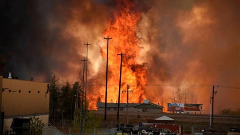 Βιβλική καταστροφή από ανεξέλεγκτη φωτιά στον Καναδά