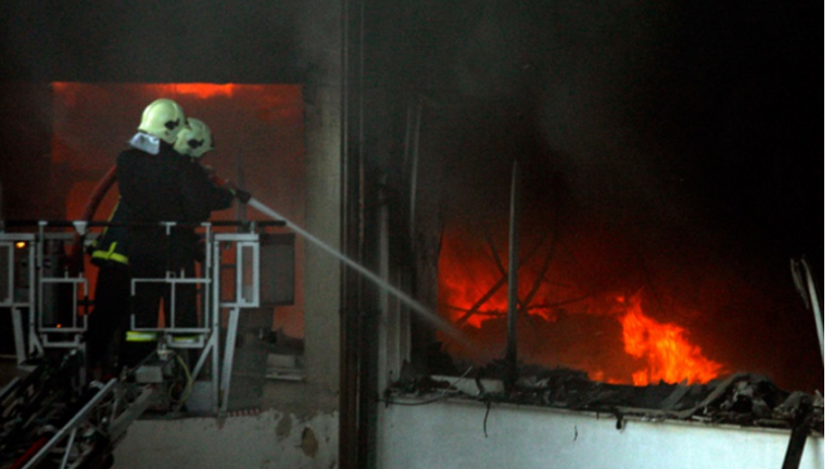 Φρικτό θάνατο βρήκε μία 60χρονη ρακοσυλλέκτρια μέσα στο φλεγόμενο διαμέρισμά της στον Πειραιά