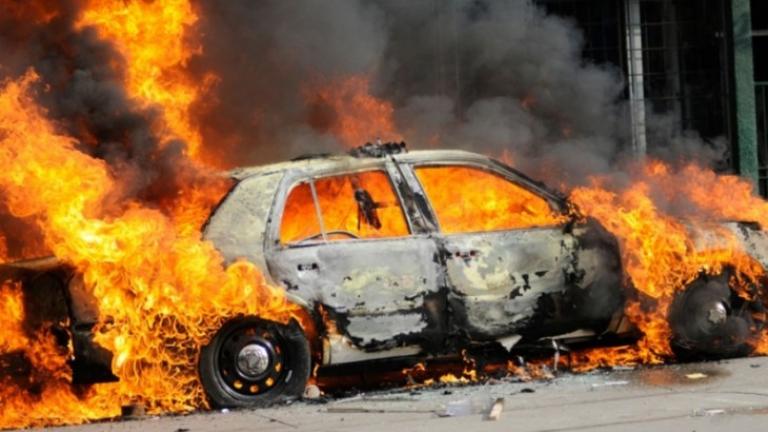 Πανικός τα ξημερώματα από  αγνώστους που πυρπόλησαν 7 αυτοκίνητα στα Πετράλωνα