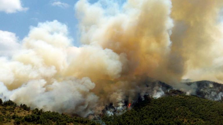 Αναγκαστική προσγείωση Καναντέρ στη Βοιωτία - Σε εξέλιξη η πυρκαγιά 