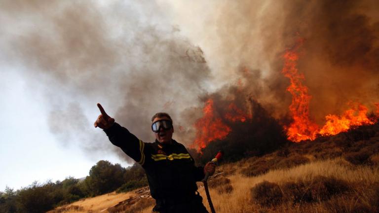 Σε ύφεση η πυρκαγιά στη Κερατέα-Έφτασαν στις αυλές οι φλόγες