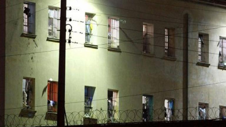 Συμβολική κατεδάφιση του εξωτερικού τοίχου των γυναικείων φυλακών Κορυδαλλού την Τρίτη