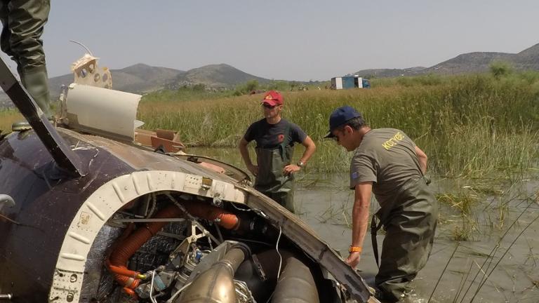 Συνδρομή της ΠΑ στην ανέλκυση του ελικοπτέρου που συνετρίβη στον Σχοινιά (ΦΩΤΟ+ΒΙΝΤΕΟ)