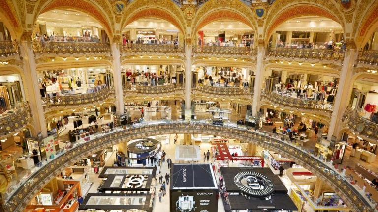 Συγνώμη της Galeries Lafayette σε καρκινοπαθή πελάτισσα που εκδιώχθηκε γιατί δεν ήθελε να βγάλει το σκουφί της!