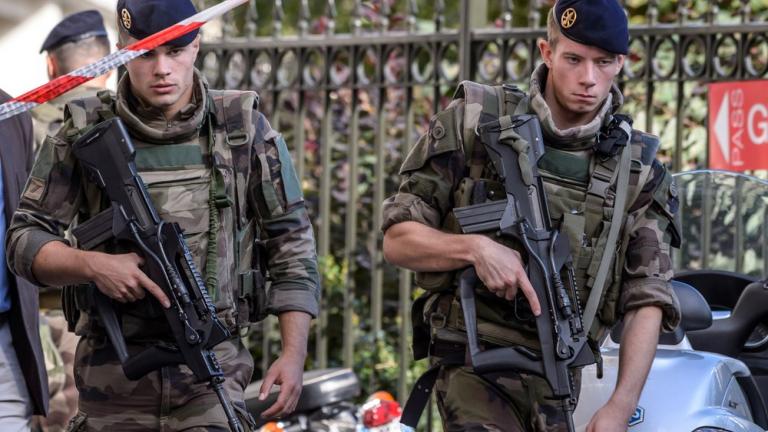 Εναν άντρα που ίσως συνδέεται με την επίθεση στους στρατιώτες, συνέλαβε η γαλλική αστυνομία