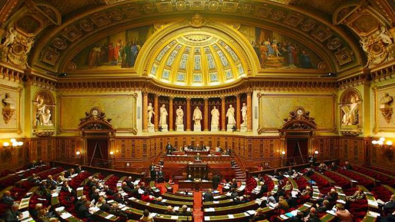 Καταψηφίστηκε η πρόταση μομφής σε βάρος της γαλλικής κυβέρνησης