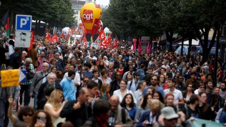 Μπουρλότο... στη Γαλλία: Εγκρίθηκε ο αμφιλεγόμενος εργασιακός νόμος 