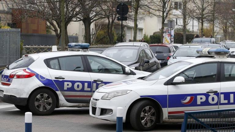 Γαλλία: Τηλεφώνησε στην αστυνομία γαντζωμένος στην οροφή αυτοκινήτου που έτρεχε με 130 χιλ./ώρα