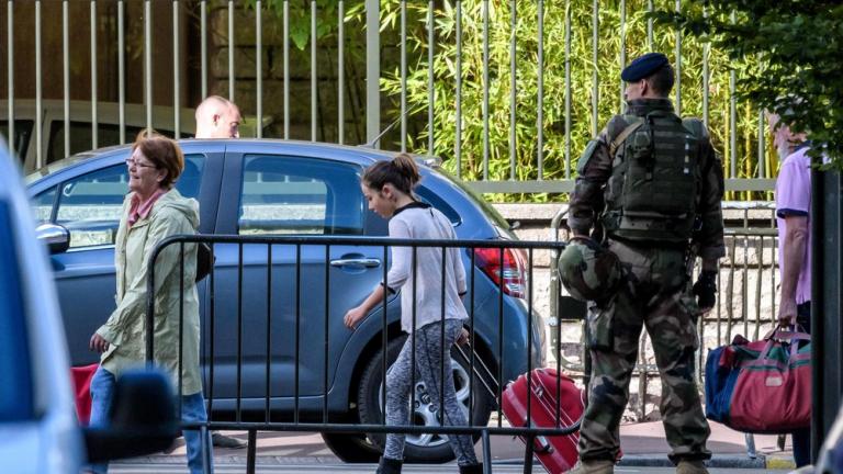 Γαλλία: Ανθρωποκυνηγητό για τη σύλληψη του οδηγού που έριξε το αυτοκίνητο σε στρατιώτες