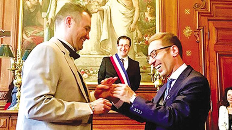 Μεγαλοδικηγόρος παντρεύτηκε στο Παρίσι τον τραπεζίτη σύντροφό του!