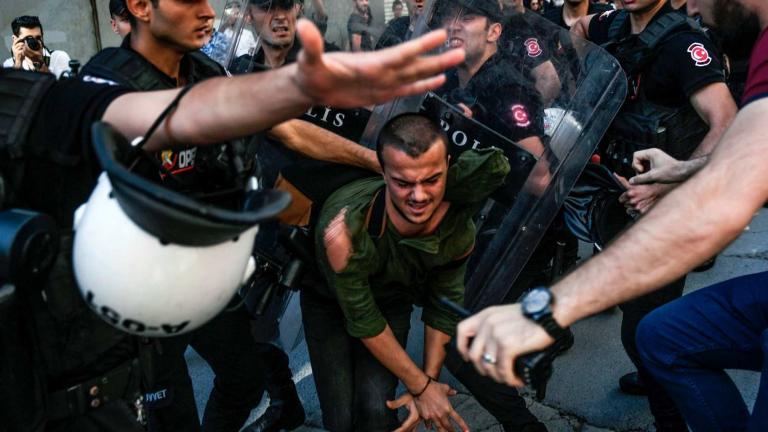 Τουρκία: Η αστυνομία έκανε χρήση πλαστικών σφαιρών για να διαλύσει το πλήθος των συμμετεχόντων στο Gay Pride