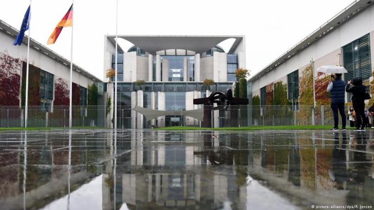 Το Βερολίνο δεν επιβεβαιώνει την ανακοίνωση του Μαξίμου ότι Μέρκελ και Τσίπρας συμφώνησαν για λύση στο Eurogroup