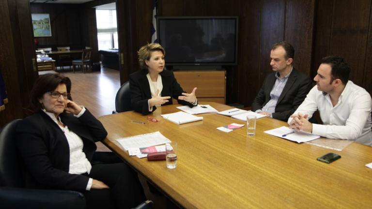 Τα ΚΕΠ θα δέχονται «προς το παρόν» αιτήσεις δικαιούχων για το Κοινωνικό Εισόδημα Αλληλεγγύης