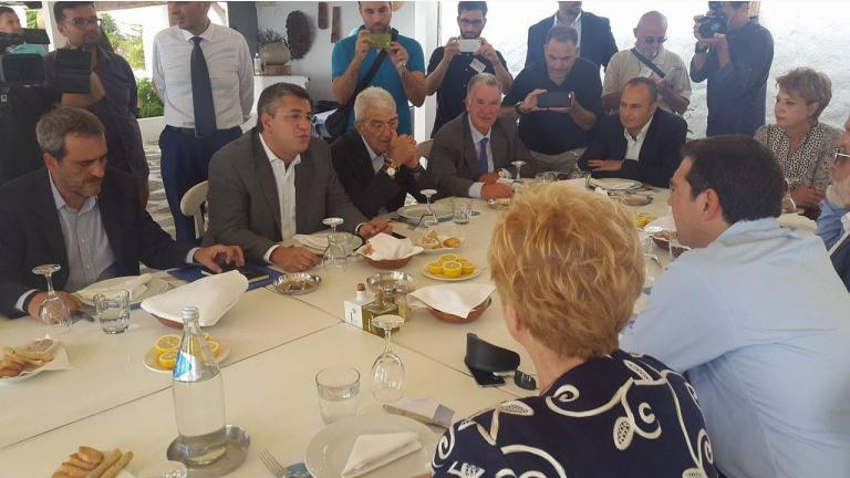 Το γεύμα Τσίπρα σε Μπουτάρη-Τζιτζικώστα σε παραθαλάσσια ψαροταβέρνα