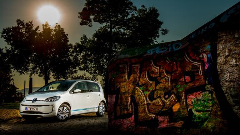 Η Kosmocar και η Protergia, έσφιξαν τα χέρια, έκαναν τις  ανάλογες δελεαστικές προσφορές και λανσάρισαν από κοινού το VW  e-up!