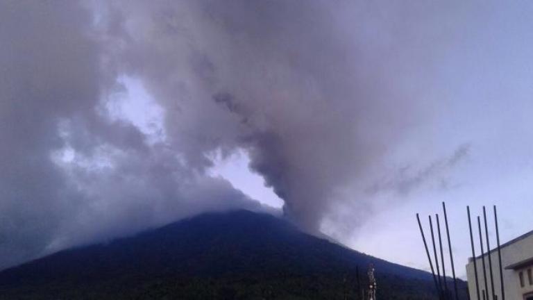 Συναγερμός στην Ινδονησία-Εξερράγη το ηφαίστειο Γκαμαλάμα