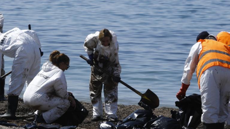 Μαύρες ακτές: Αποκαρδιωτική η εικόνα στη Γλυφάδα (ΦΩΤΟ)