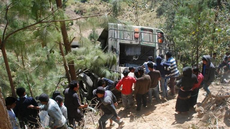 Γουατεμάλα: 19 νεκροί από πτώση λεωφορείου σε φαράγγι