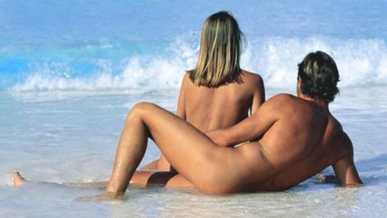 Άγριο ξύλο γυμνών - ντυμένων σε παραλία γυμνιστών στη Γαλλία