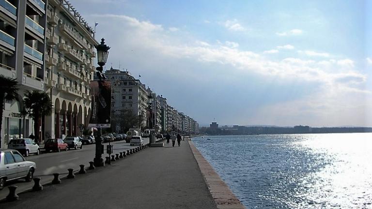 Γυναίκα έπεσε στον Θερμαϊκό και σώθηκε από περαστικό 