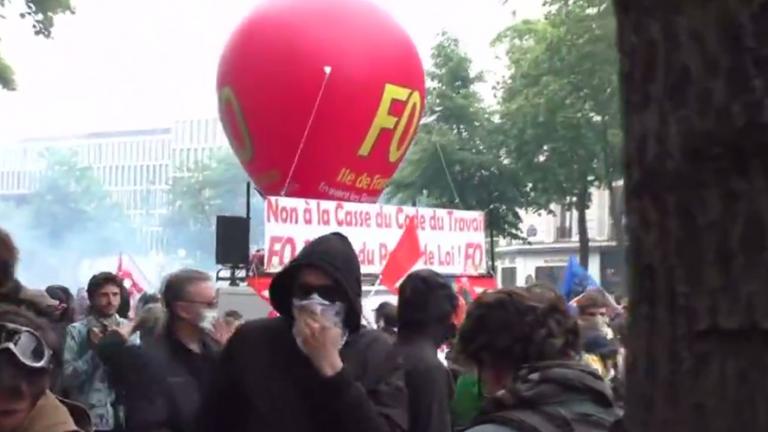 Χάος στο Παρίσι: Συγκρούσεις και Δακρυγόνα στις διαδηλώσεις για τα Εργασιακά (Φωτό & Βίντεο)