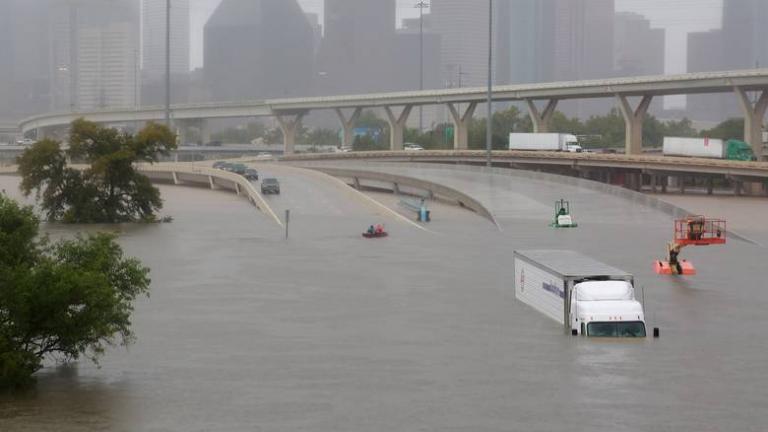 Τυφώνας Harvey: Το Χιούστον επιβάλλει απαγόρευση νυχτερινής κυκλοφορίας για να αποφύγει λεηλασίες και ληστείες