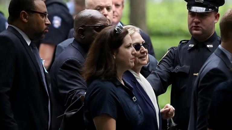 Ποιά είναι η μυστηριώδης γυναίκα που ακολουθεί την Χίλαρι;