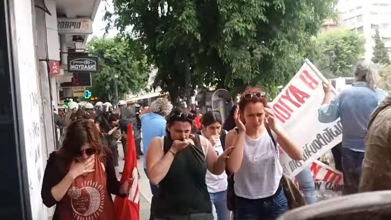 Ένταση και χημικά έξω από τα γραφεία του ΣΥΡΙΖΑ στη Θεσσαλονίκη (ΒΙΝΤΕΟ)