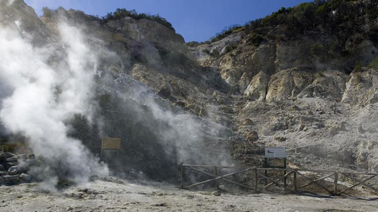 Ζευγάρι Ιταλών και ο 11χρονος γιος τους σκοτώθηκαν όταν έπεσαν μέσα σε κρατήρα ηφαιστείου κοντά στη Νάπολη
