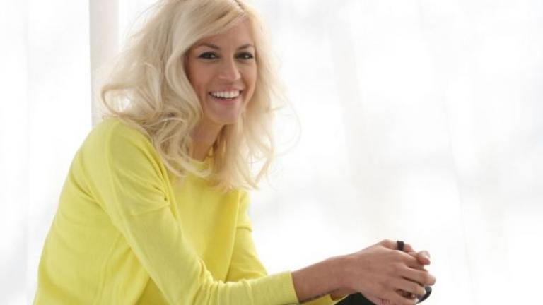 Τρυφερή μαμά η Βάσω Κολλιδά θηλάζει την κορούλα της