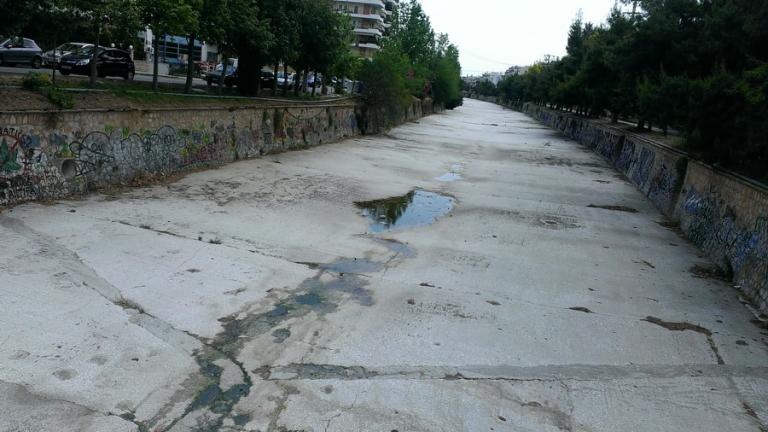 Σε εξέλιξη επιχείρηση ανάσυρσης ηλικιωμένου που έπεσε στον Ιλισσό